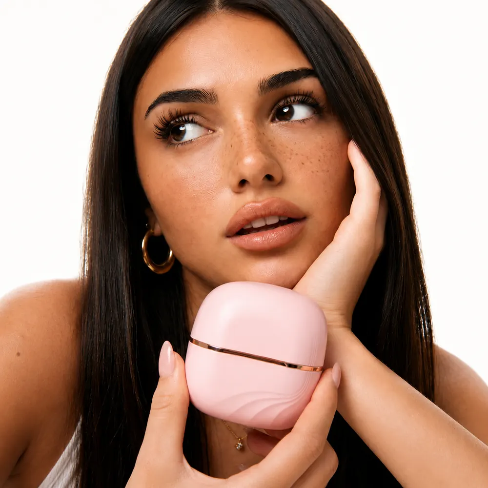 Žena drží růžový GlowBrush u tváře